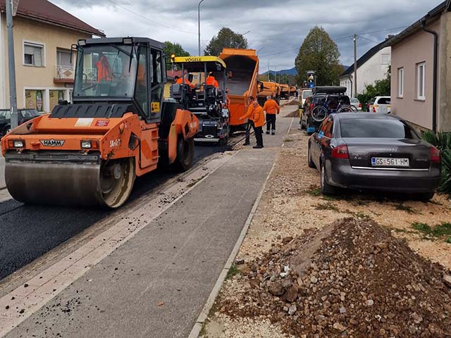 Asfaltiranje ulice a pored pločnika su kamioni šute i smeće koje će kiša izaprati i uskoro snijeg prekriti                                                                                                                                                